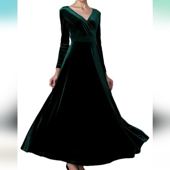 Elegant Green Velvet Dress - Picture 2 of 5